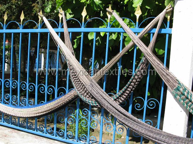 tecuiziapan_nahuatl08.JPG - These hammocks are not made in the town , merchants from another (unknown) town bring them to sell here.